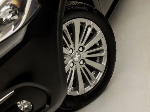 Peugeot 208 1.2 PureTech Sport (5 DEURS, GROOT NAVI, APPLE CARPLAY, CLIMATE, PARKEERSENSOREN, LM VELGEN, CRUI... ActivLease financial lease