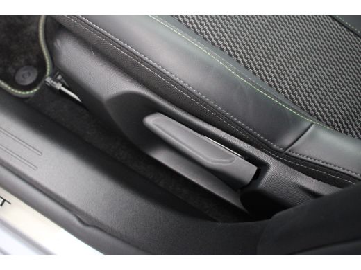 Peugeot 208 Hybrid 100 e-DCS6 GT | Automaat | Navigatie | Camera voor + achter | Apple carplay | 12.000km | ActivLease financial lease