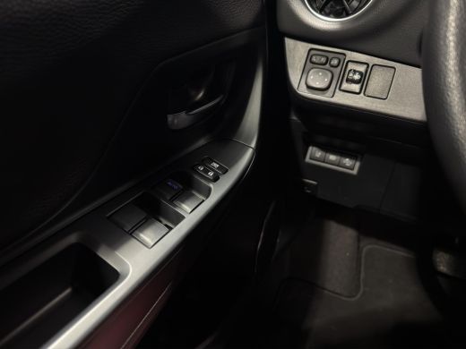 Toyota Yaris 1.5 Hybrid BI-Tone Edition | Leer | Camera | Navigatie | Cruise C | L.M.Velgen | ActivLease financial lease