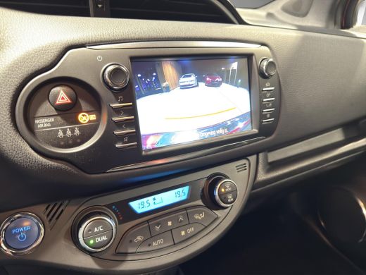 Toyota Yaris 1.5 Hybrid BI-Tone Edition | Leer | Camera | Navigatie | Cruise C | L.M.Velgen | ActivLease financial lease