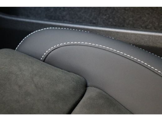 Volvo  EX40 252PK Extended Range Plus Black Edition 82 kWh | Panoramadak | Getint Glas | Stoel & Stuur Verw. ... ActivLease financial lease