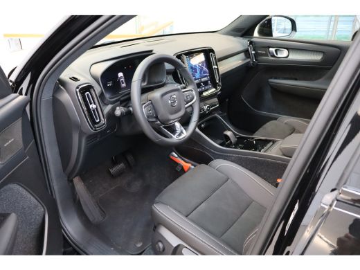 Volvo  EX40 252PK Extended Range Plus Black Edition 82 kWh | Panoramadak | Getint Glas | Stoel & Stuur Verw. ... ActivLease financial lease