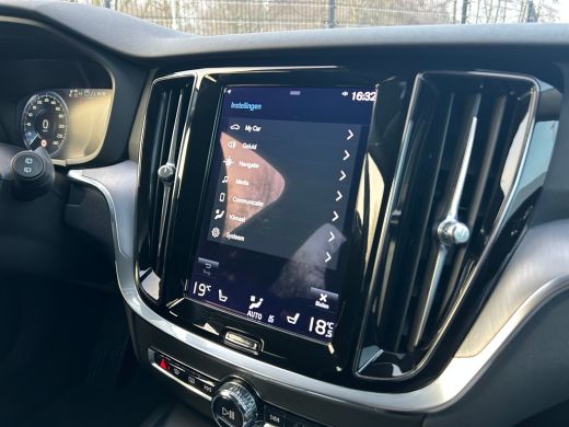 Volvo  V60 2.0 B3 Momentum Advantage | Pilot Assist | Leder | Camera | Apple Carplay | ActivLease financial lease