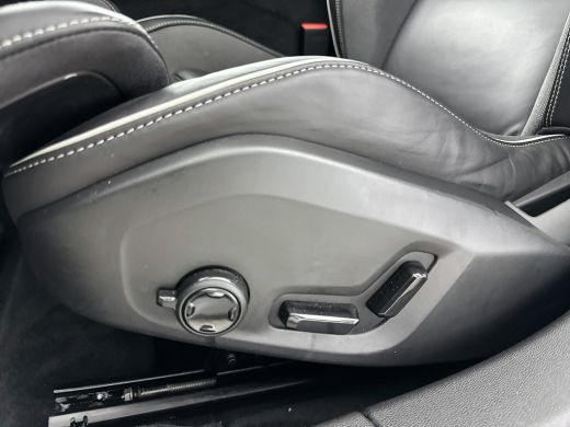 Volvo  V60 T6 Recharge Ultra Dark | 19" | Sportstoelen | Trekhaak | Panoramadak | 360 Camera | Harman Kardon... ActivLease financial lease