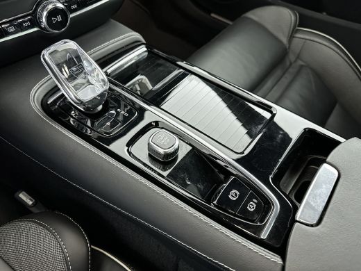 Volvo  V60 T6 Recharge Ultra Dark | 19" | Sportstoelen | Trekhaak | Panoramadak | 360 Camera | Harman Kardon... ActivLease financial lease