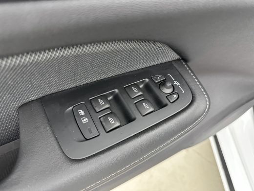 Volvo  V60 T6 Recharge Ultra Dark | 19" | Sportstoelen | Trekhaak | Panoramadak | 360 Camera | Harman Kardon... ActivLease financial lease