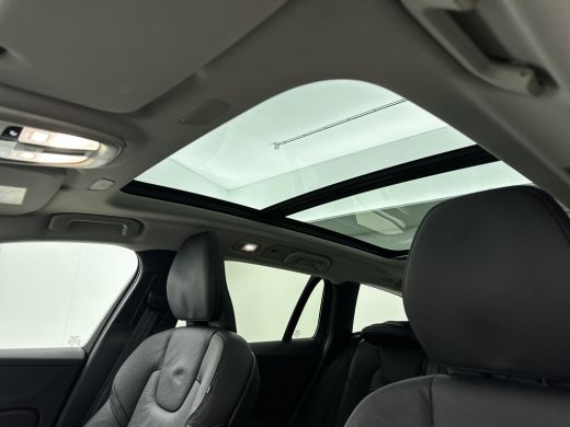 Volvo  V60 T6 Recharge Ultra Dark | 19" | Trekhaak | Getint Glas | Panoramadak | Head-up | 360 Camera | Full... ActivLease financial lease