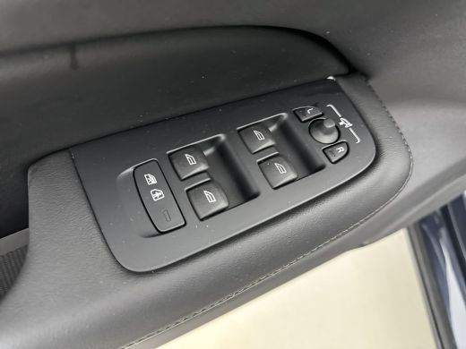 Volvo  V60 T6 Recharge Ultra Dark | 19" | Trekhaak | Getint Glas | Panoramadak | Head-up | 360 Camera | Full... ActivLease financial lease