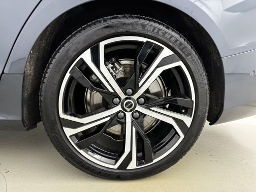 Volvo  V60 T6 Recharge Ultra Dark | 19" | Trekhaak | Getint Glas | Panoramadak | Head-up | 360 Camera | Full... ActivLease financial lease