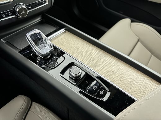 Volvo  XC60 T8 Recharge Ultra Dark | 21" | Luchtvering | Getint glas | Panoramadak | Harman Kardon | Full LED... ActivLease financial lease