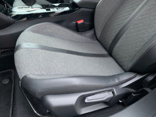 Peugeot e-2008 EV Allure 54 kWh Airco | Camera | Cruise Control | DAB | Keyless | LED | Navi | PDC V&A | ActivLease financial lease