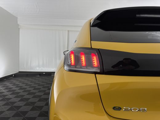 Peugeot e-208 EV GT 350 50 kWh [ 3-Fase ] {SOH-88%} (INCL-BTW) *LEATHER-ALCANTARA | FULL-LED | DIGI-COCKPIT | B... ActivLease financial lease