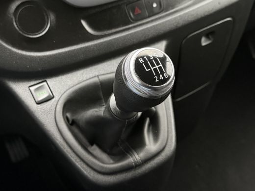 Renault Trafic 2.0 dCi 120 PK / L2H1 / DUBBELE CABINE / TREKHAAK / IMPERIAAL / 6-PERS / LED / AIRCO / CRUISE ActivLease financial lease