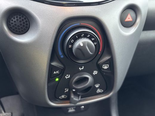 Toyota Aygo 1.0 VVT-i x-play **APPLE CARPLAY/ AIRCO/ BEGRENZER/ 36 MAANDEN GARANTIE** ActivLease financial lease