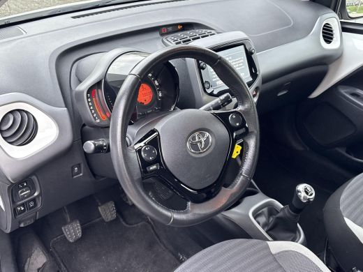 Toyota Aygo 1.0 VVT-i x-play **APPLE CARPLAY/ AIRCO/ BEGRENZER/ 36 MAANDEN GARANTIE** ActivLease financial lease