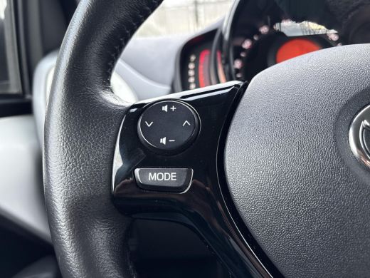 Toyota Aygo 1.0 VVT-i x-play **APPLE CARPLAY/ AIRCO/ BEGRENZER/ 36 MAANDEN GARANTIE** ActivLease financial lease