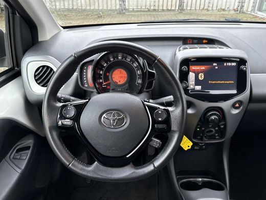 Toyota Aygo 1.0 VVT-i x-play **APPLE CARPLAY/ AIRCO/ BEGRENZER/ 36 MAANDEN GARANTIE** ActivLease financial lease