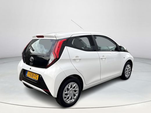 Toyota Aygo 1.0 VVT-i x-play **APPLE CARPLAY/ AIRCO/ BEGRENZER/ 36 MAANDEN GARANTIE** ActivLease financial lease