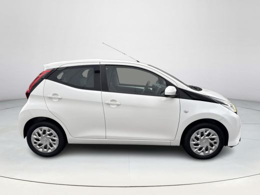 Toyota Aygo 1.0 VVT-i x-play **APPLE CARPLAY/ AIRCO/ BEGRENZER/ 36 MAANDEN GARANTIE** ActivLease financial lease