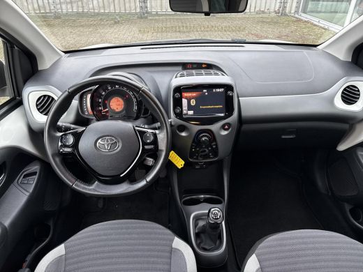 Toyota Aygo 1.0 VVT-i x-play **APPLE CARPLAY/ AIRCO/ BEGRENZER/ 36 MAANDEN GARANTIE** ActivLease financial lease