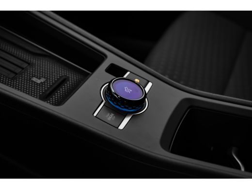 Volkswagen T-Roc 1.5 eTsi Life First Edition | Achterbank in delen neerklapbaar | Achteruitrijcamera | Alarmsysteem ActivLease financial lease