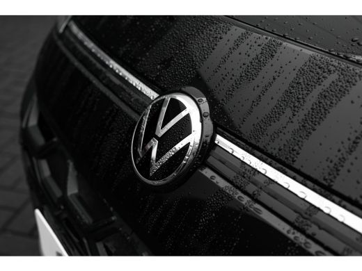 Volkswagen T-Roc 1.5 eTsi Life First Edition | Achterbank in delen neerklapbaar | Achteruitrijcamera | Alarmsysteem ActivLease financial lease