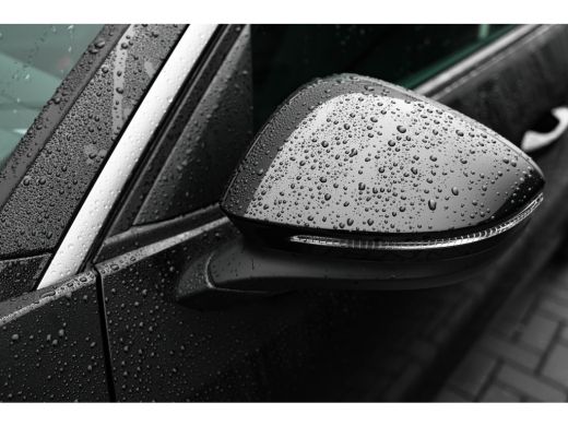 Volkswagen T-Roc 1.5 eTsi Life First Edition | Achterbank in delen neerklapbaar | Achteruitrijcamera | Alarmsysteem ActivLease financial lease