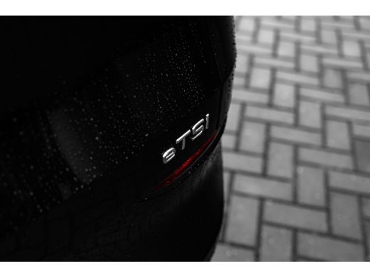 Volkswagen T-Roc 1.5 eTsi Life First Edition | Achterbank in delen neerklapbaar | Achteruitrijcamera | Alarmsysteem ActivLease financial lease