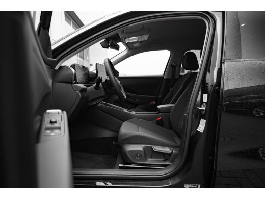 Volkswagen T-Roc 1.5 eTsi Life First Edition | Achterbank in delen neerklapbaar | Achteruitrijcamera | Alarmsysteem ActivLease financial lease