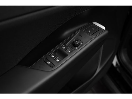 Volkswagen T-Roc 1.5 eTsi Life First Edition | Achterbank in delen neerklapbaar | Achteruitrijcamera | Alarmsysteem ActivLease financial lease