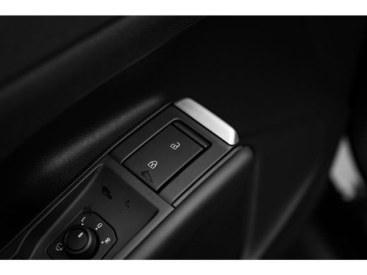 Volkswagen T-Roc 1.5 eTsi Life First Edition | Achterbank in delen neerklapbaar | Achteruitrijcamera | Alarmsysteem ActivLease financial lease