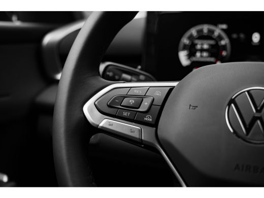 Volkswagen T-Roc 1.5 eTsi Life First Edition | Achterbank in delen neerklapbaar | Achteruitrijcamera | Alarmsysteem ActivLease financial lease