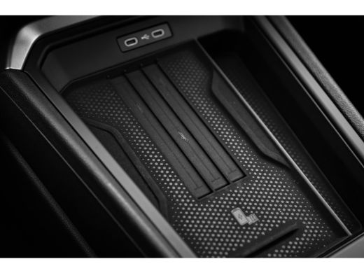 Volkswagen T-Roc 1.5 eTsi Life First Edition | Achterbank in delen neerklapbaar | Achteruitrijcamera | Alarmsysteem ActivLease financial lease