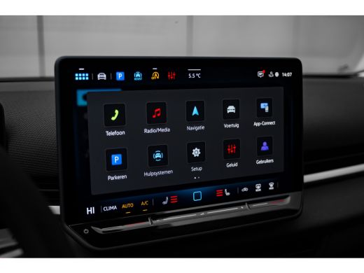 Volkswagen T-Roc 1.5 eTsi Life First Edition | Achterbank in delen neerklapbaar | Achteruitrijcamera | Alarmsysteem ActivLease financial lease