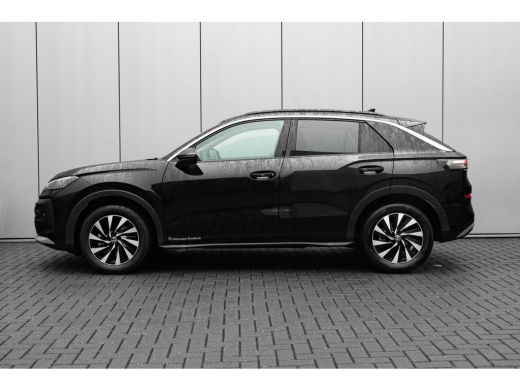 Volkswagen T-Roc 1.5 eTsi Life First Edition | Achterbank in delen neerklapbaar | Achteruitrijcamera | Alarmsysteem ActivLease financial lease