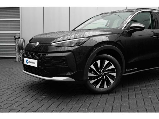 Volkswagen T-Roc 1.5 eTsi Life First Edition | Achterbank in delen neerklapbaar | Achteruitrijcamera | Alarmsysteem ActivLease financial lease