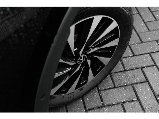 Volkswagen T-Roc 1.5 eTsi Life First Edition | Achterbank in delen neerklapbaar | Achteruitrijcamera | Alarmsysteem ActivLease financial lease