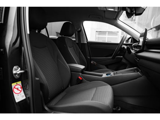 Volkswagen T-Roc 1.5 eTsi Life First Edition | Achterbank in delen neerklapbaar | Achteruitrijcamera | Alarmsysteem ActivLease financial lease