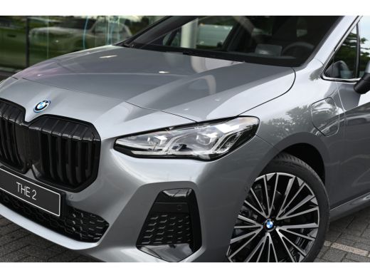 BMW 2 Serie 225e xDrive High Executive M Sport Automaat / Panoramadak / Trekhaak / Sportstoelen / M Adaptief ... ActivLease financial lease