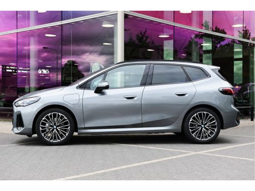 BMW 2 Serie 225e xDrive High Executive M Sport Automaat / Panoramadak / Trekhaak / Sportstoelen / M Adaptief ... ActivLease financial lease