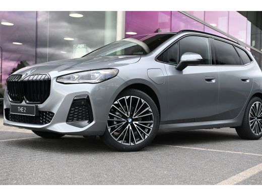 BMW 2 Serie 225e xDrive High Executive M Sport Automaat / Panoramadak / Trekhaak / Sportstoelen / M Adaptief ... ActivLease financial lease