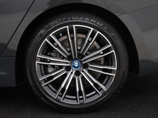 BMW 3 Serie 320e M Sport | Leder | Adaptive cruise | Stoelverwarming | Camera | Keyless | Carplay | Sportstoe... ActivLease financial lease