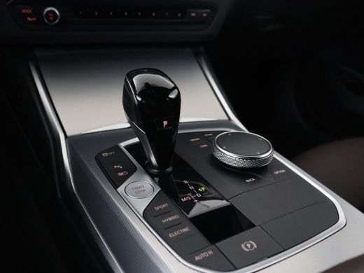 BMW 3 Serie 320e M Sport | Leder | Adaptive cruise | Stoelverwarming | Camera | Keyless | Carplay | Sportstoe... ActivLease financial lease