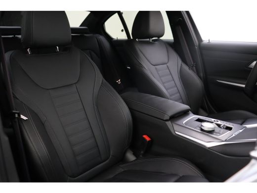 BMW 3 Serie 330e M Sport Automaat / Schuif-kanteldak / Trekhaak / Sportstoelen / Stuurverwarming / Comfort Ac... ActivLease financial lease