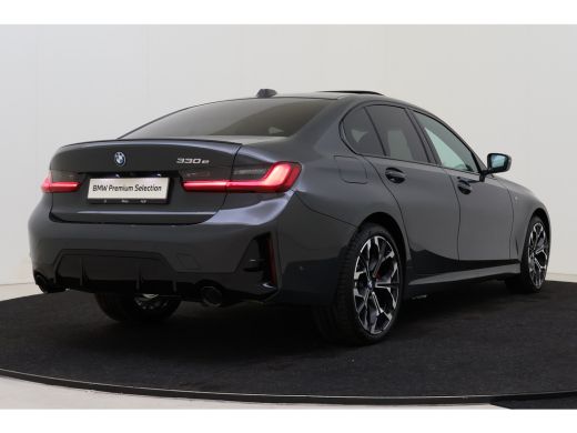BMW 3 Serie 330e M Sport Automaat / Schuif-kanteldak / Trekhaak / Sportstoelen / Stuurverwarming / Comfort Ac... ActivLease financial lease