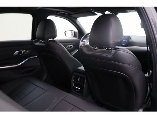 BMW 3 Serie 330e M Sport Automaat / Schuif-kanteldak / Trekhaak / Sportstoelen / Stuurverwarming / Comfort Ac... ActivLease financial lease