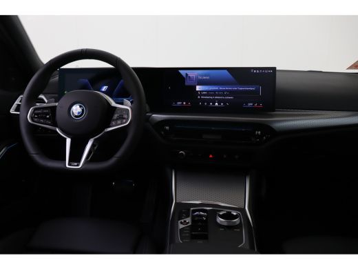 BMW 3 Serie 330e M Sport Automaat / Schuif-kanteldak / Trekhaak / Sportstoelen / Stuurverwarming / Comfort Ac... ActivLease financial lease