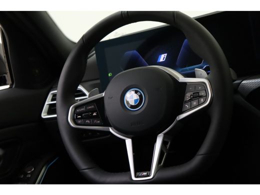 BMW 3 Serie 330e M Sport Automaat / Schuif-kanteldak / Trekhaak / Sportstoelen / Stuurverwarming / Comfort Ac... ActivLease financial lease