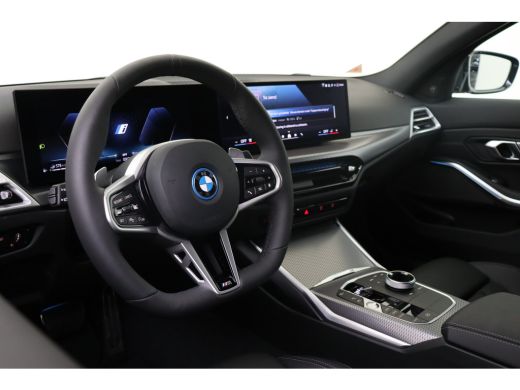BMW 3 Serie 330e M Sport Automaat / Schuif-kanteldak / Trekhaak / Sportstoelen / Stuurverwarming / Comfort Ac... ActivLease financial lease