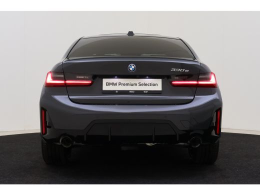 BMW 3 Serie 330e M Sport Automaat / Schuif-kanteldak / Trekhaak / Sportstoelen / Stuurverwarming / Comfort Ac... ActivLease financial lease